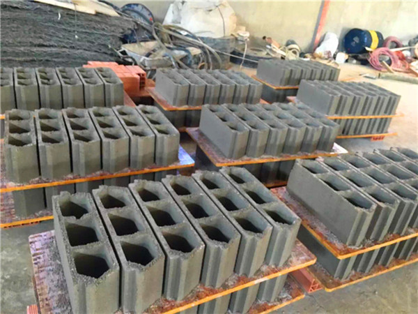 Yixin QT5-15 Concrete Hollow Block Making Machine Production Equipment